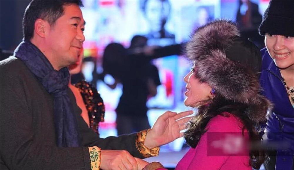 谄媚|宁静当年蹲在张国立脚边说话,表情谄媚,一旁的章子怡满脸不屑