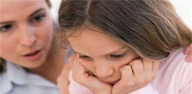 宝妈|宝妈带娃图书馆看书,刚想夸孩子看书认真,看清书籍名字差点抓狂