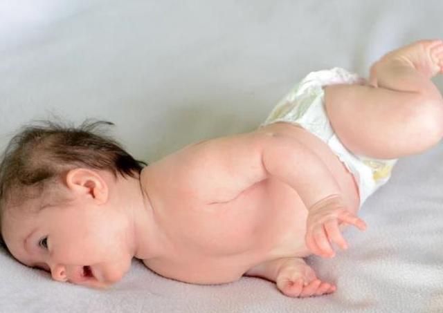 发育|三个月宝宝不会翻身怎么办?可能是你陷入了一个误区!