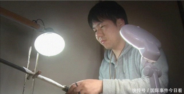 25岁成为“日本刀柄制作第一人”,日本小哥:我只是传承父亲的一身手艺罢了