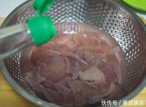 你还在爆炒猪肝吗简单教你几步，就可做出滑嫩入味不膻气的猪肝