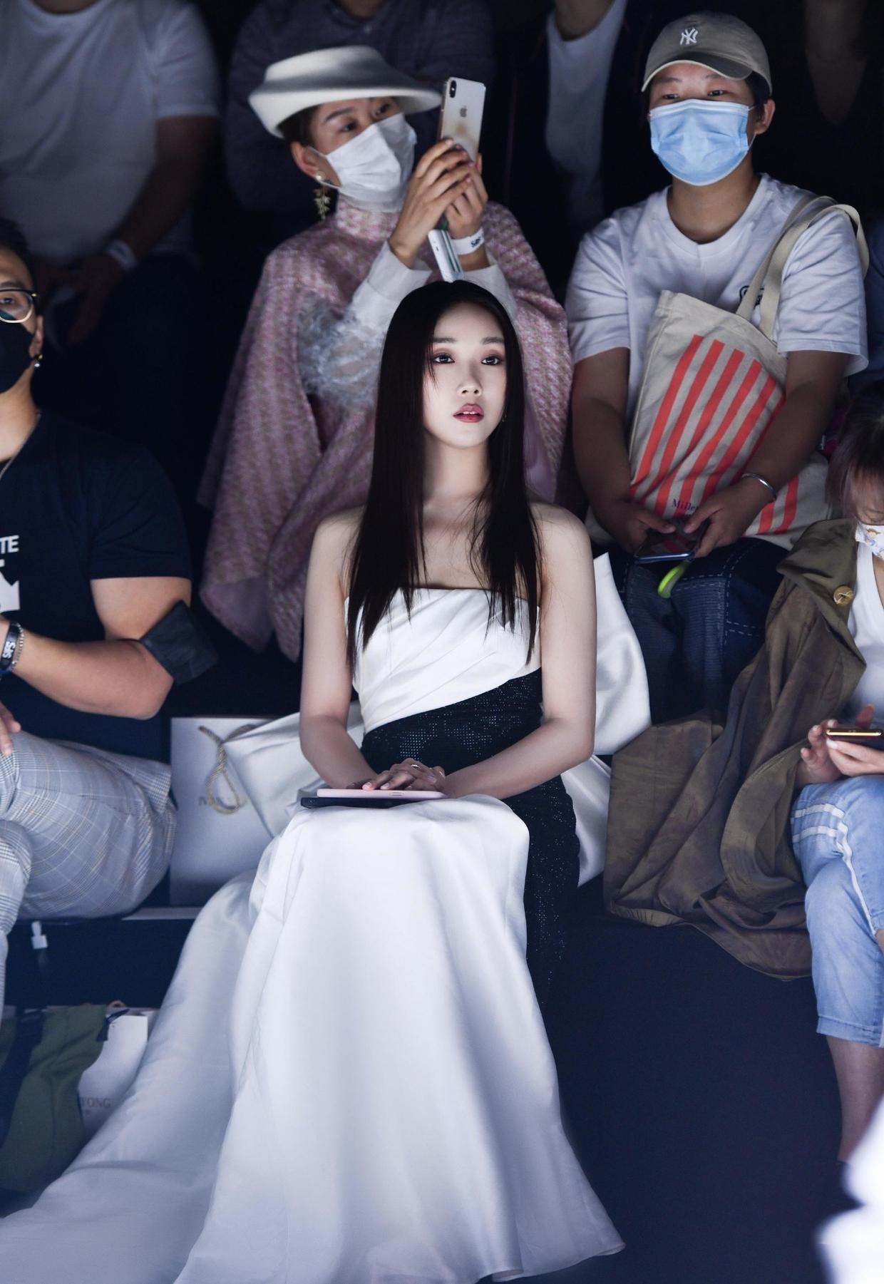 裙摆|菅纫姿有颜有腰又会穿，一袭黑白拼接礼服华丽高贵，美得惊艳