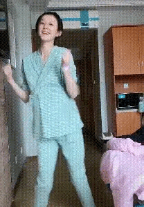 大鱼大肉|“最苗条”孕妇火了,临产前跳舞“催生”,网友酸了:真要生了?