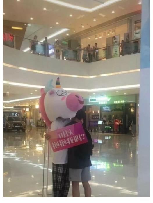 腸子|王一博早年活動(dòng)無(wú)人識(shí)，現(xiàn)在粉絲看到牌子上的6個(gè)字，腸子都悔青