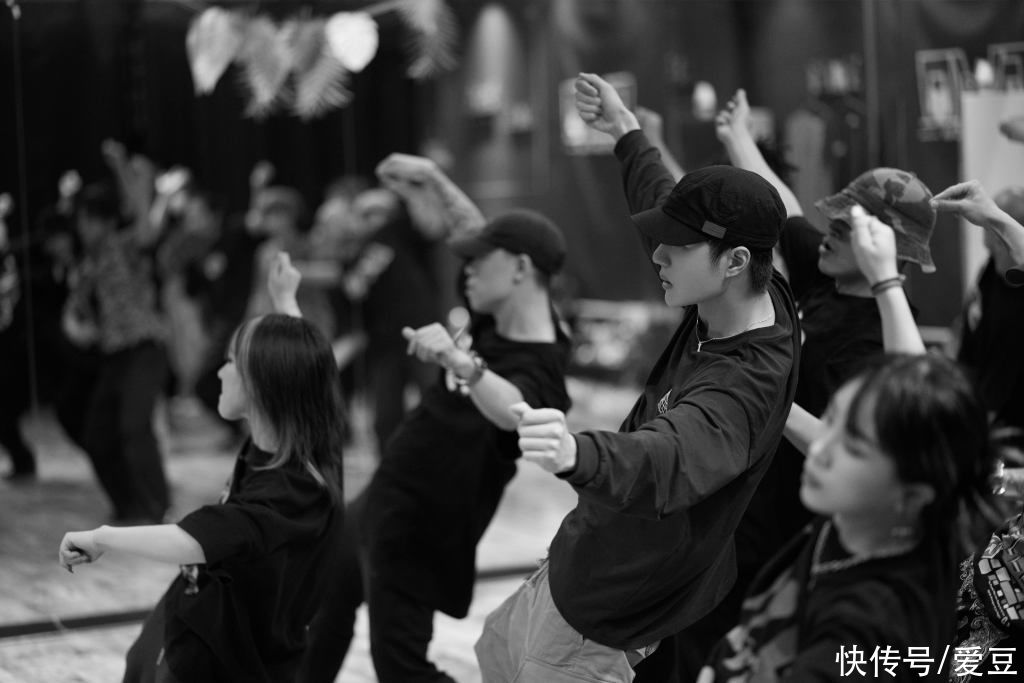 yibo|210818 YIBO放出王一博练习室花絮照 每一块地板上都有着数不清的汗水痕迹