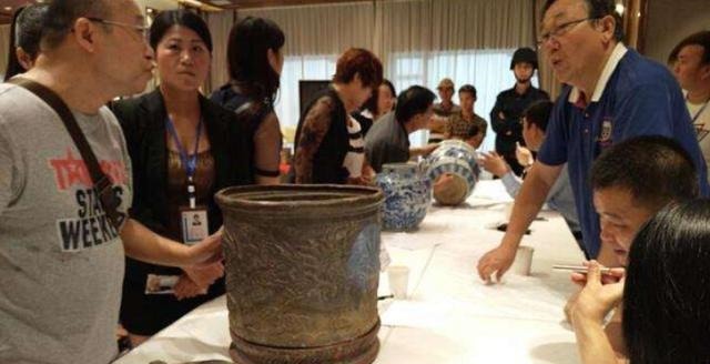 自称|女子带玉蝉参加鉴宝,自称已戴十几年,专家看后你胆子真大