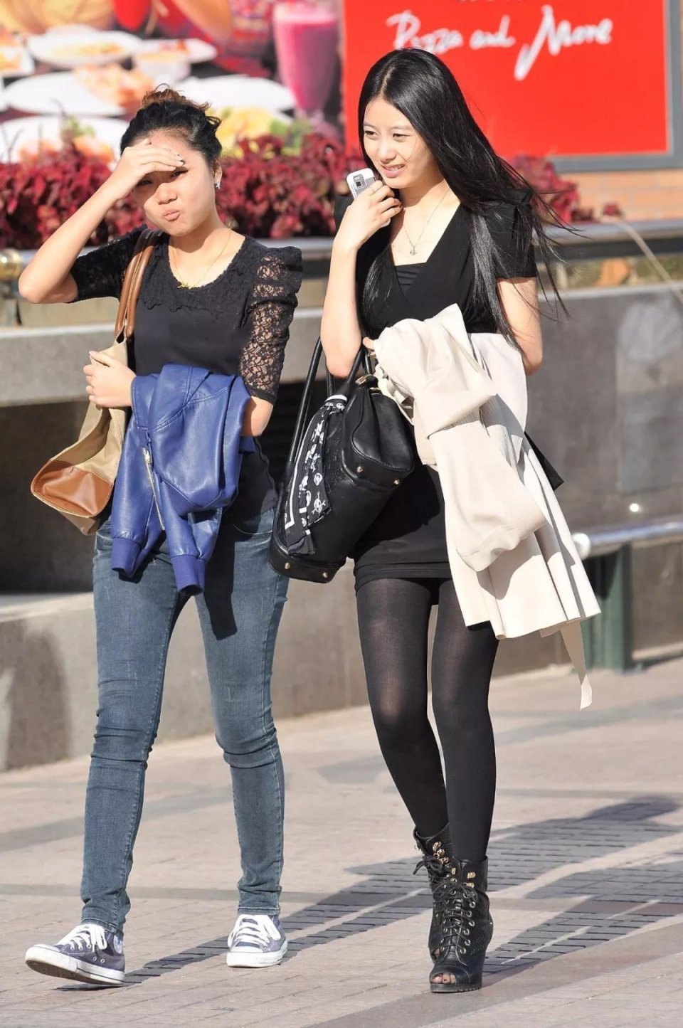 指数 街拍: 长发飘飘的甜美俏丽美女, 黑色丝袜大长腿性感指数倍增!