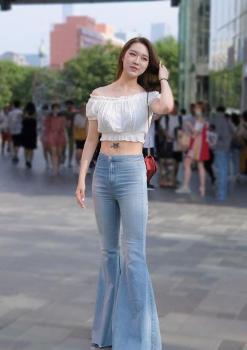 小妹妹|像这样穿着牛仔喇叭裤，时尚雅致又洒脱，让你的气质更显大方自信