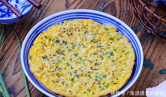 早餐面条这样做，加两鸡蛋平底锅煎一煎五分钟就上桌，解馋还顶饱