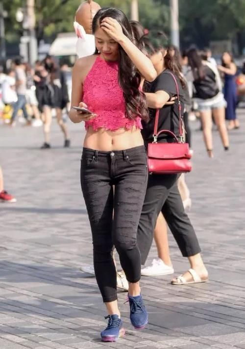 穿搭|路人街拍甜美性感的夏日穿搭,马甲线小姐姐身材好赞