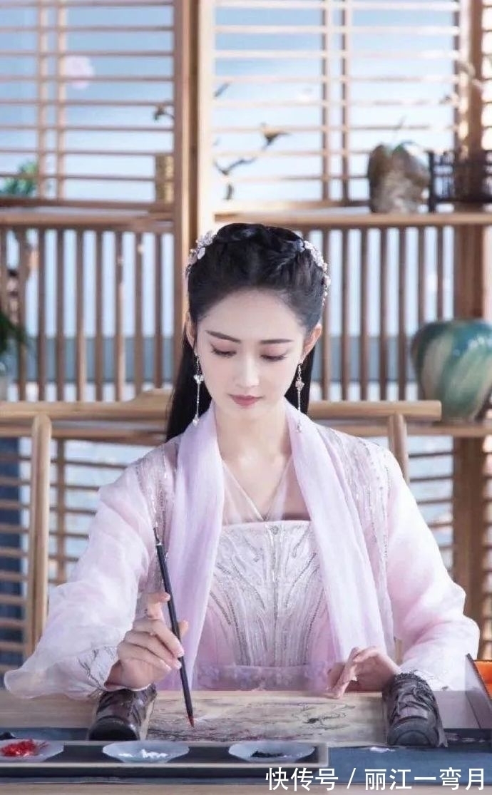 秋韵@诗花冉冉抱香开,倚翠鬓荡金钗,淡浓秋韵入心来,展芳笺慢慢栽