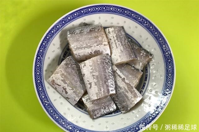 炸带鱼,用面粉还是淀粉许多人都用错了,难怪带鱼不酥脆还回软!