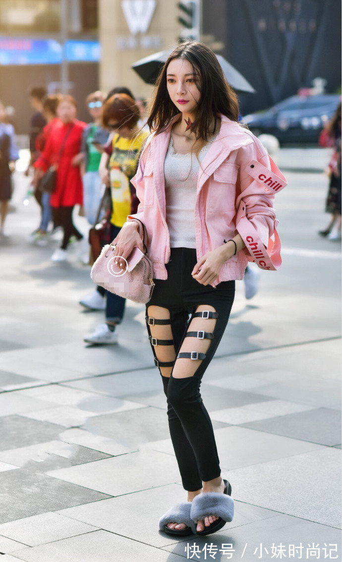 毛衫|街拍,一字肩毛衫搭配黑色纱纱裙,时髦又有女人味!