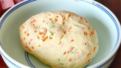 家里有面粉试试这样做,比馅饼简单,比包子好吃,我家一周做3次