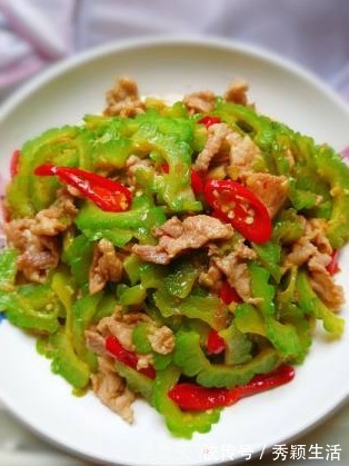 朋友们|苦瓜跟它是绝配，清热去火又降脂，5分钟简单炒一炒，天天吃不腻