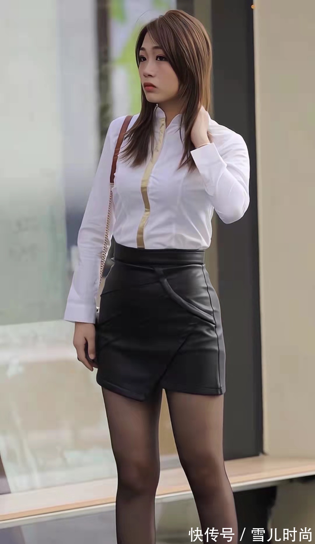 黑色皮 白色长衫搭黑色皮短裙的气质美少妇,时尚不输年轻人!