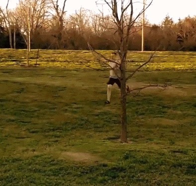 |搞笑GIF:突然感觉不对劲 以后再也不穿裙子帮人推车了