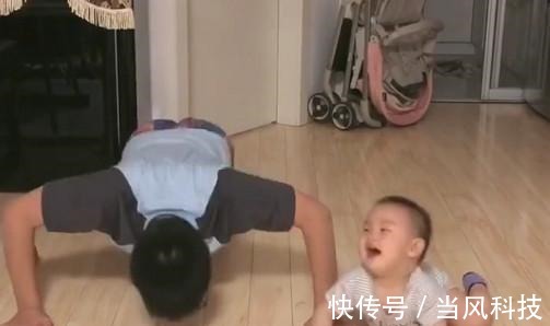小宝|“小奶宝妹妹”学哥哥做俯卧撑火了,妹妹哎呀妈呀,谁还不会