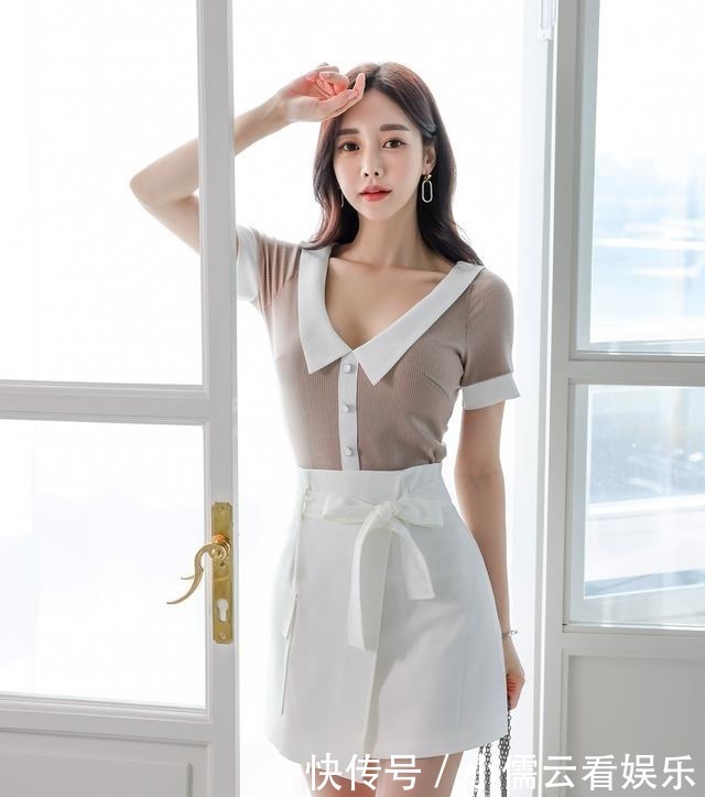 高跟鞋 浅咖灰白相间翻领绒面衫搭配斜边包臀裙,展现高雅清纯气息