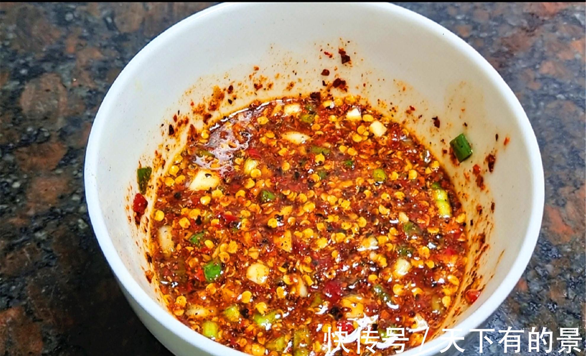 灵魂|贵州酸菜蹄膀做法来了，先油炸再慢卤，配上一碗灵魂蘸水，绝了