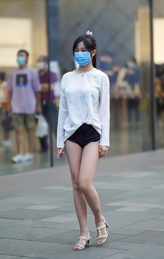 逛街|时尚街拍,独自逛街的女生
