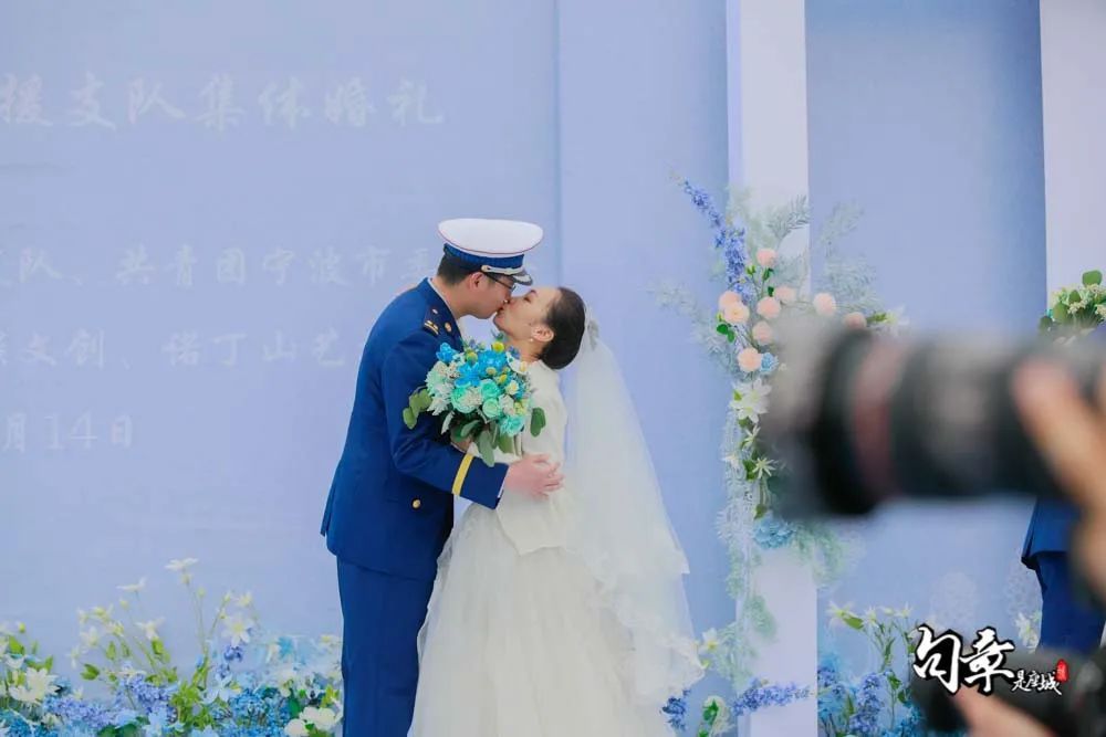 高甜撒糖！今天的文创港有最“嚣张”的婚车和最甜蜜的亲亲