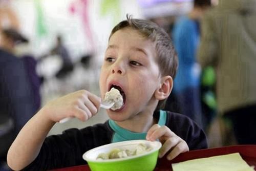 |沙雕动画!搞笑:为了证明放屁会着火,我把老爸的屁股烧着了