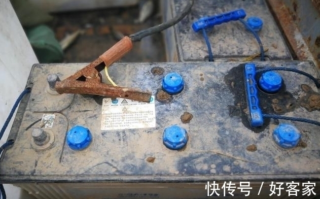 小夫妻顶烈日卖鱼不容易,很多人见到车上的设备后却放弃买鱼!