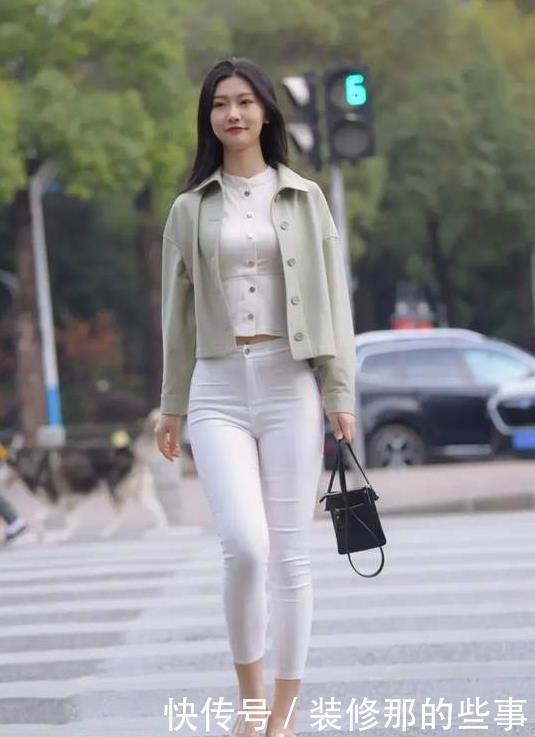 时尚浅白色衬衣，搭配纯白色修身七分裤，打造出简约而休闲的美