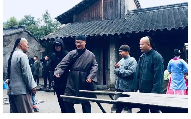 橫店群演現(xiàn)狀：懶漢天堂、瘋子樂(lè)園、光棍成群，成名機(jī)會(huì)趨近于零