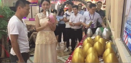 小姐姐 小姑娘这是专门给你量身定做的旗袍吧,看起来果然合适,哈哈!