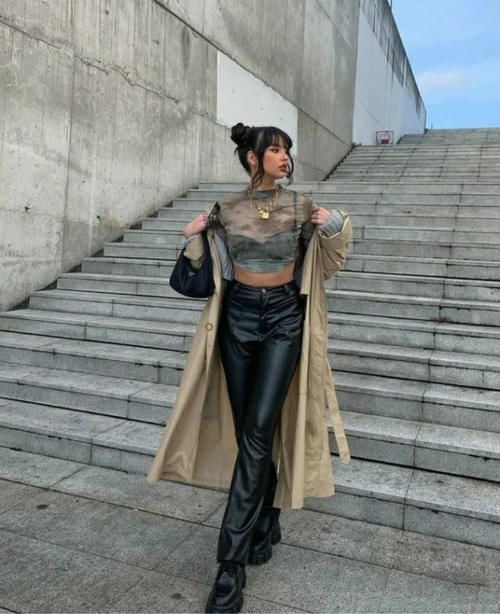 今春穿什么颜色好看？最显高级的“杏色＋墨灰”配色，错过很遗憾