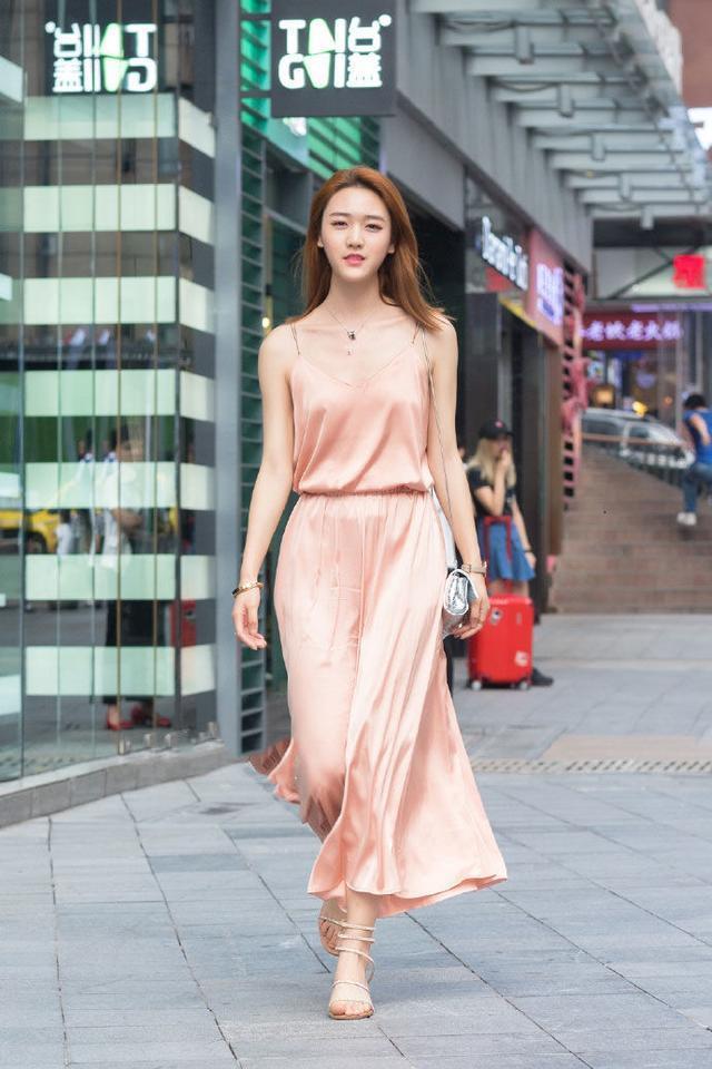 舒适|粉色冰丝连体裙搭配绷带高跟鞋,贴身舒适,个性十足