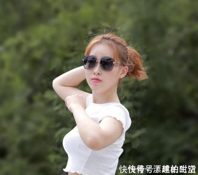 阿娜|美女的时尚造型,露脐背心搭配牛仔裤,塑造苗条身材