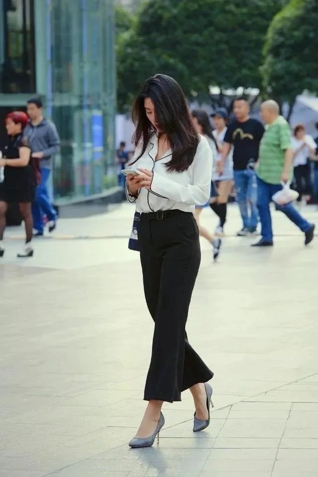 街拍:小姐姐身穿红色连衣裙,纤细的身材,突现出轻熟般的气息