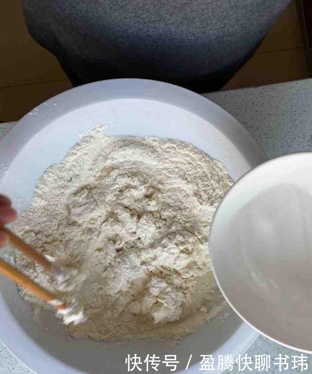  烙饼时，有的人烫面，有的人抹油，其实都错啦，大厨教你正确方法