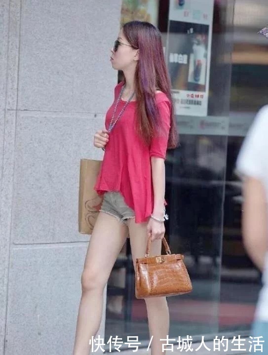 牛仔热裤|街拍:长发披肩的小姐姐,条纹上衣配牛仔热裤,青春活力气息