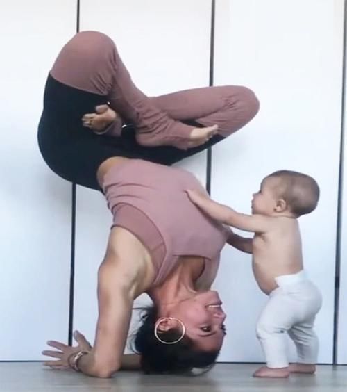 瑜伽|妈妈倒立练瑜伽,宝宝笑着赶来“吃奶”,动作乐坏网友:饿坏了吧