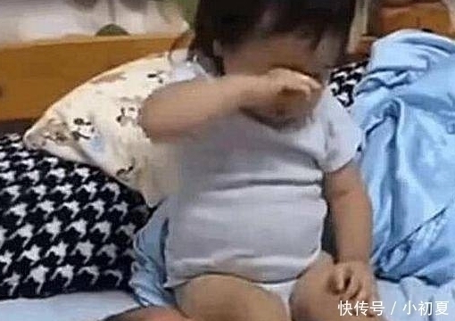 弟弟|3岁姐姐被4个月弟弟吵醒,见妈妈不在,随后姐姐的做法让人泪目