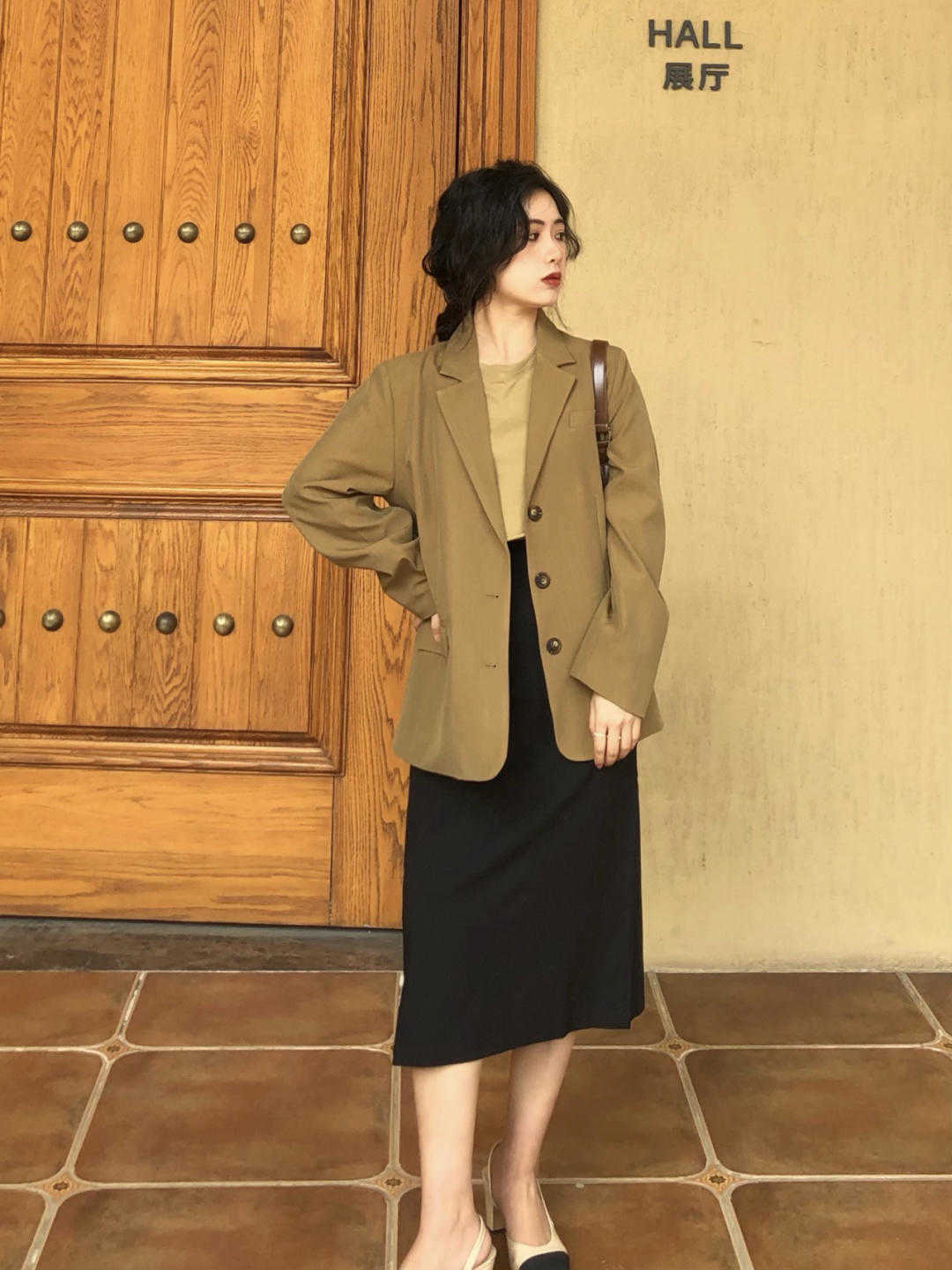 半身裙|西服不只是职业装,内搭T恤+印花半身裙,休闲又时髦,超好看