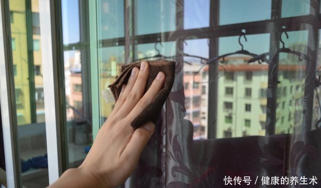 不管玻璃有多脏,试试这个小技巧,不用一滴水,干净透亮还不留灰!