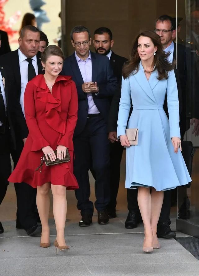 凯特王妃身|凯特王妃“正装”不一般天蓝色连衣裙气质优雅,还十分高级呢