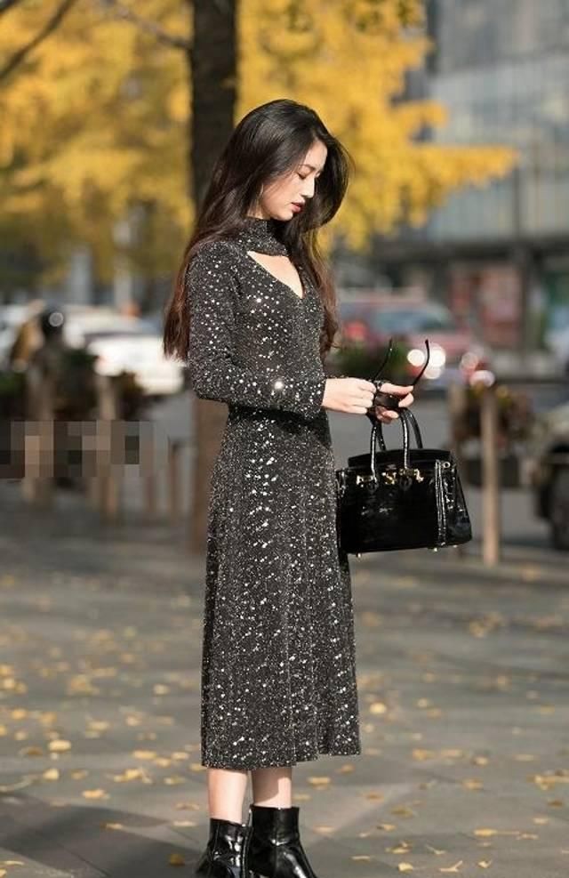 路人街拍，黑色连衣裙显出小姐姐的温柔美丽，