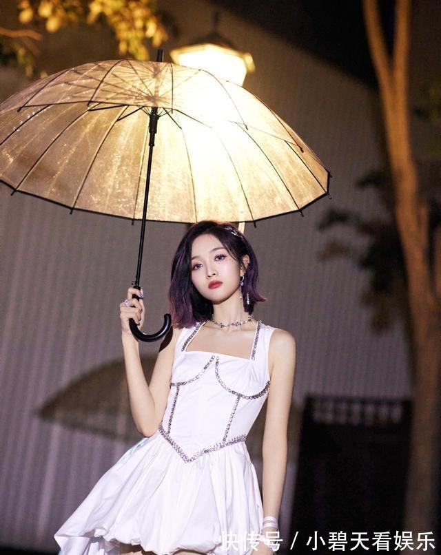 甜酷风|吴宣仪《爆裂舞台》造型来了,穿小白裙漫画腿吸睛,又被她美到了