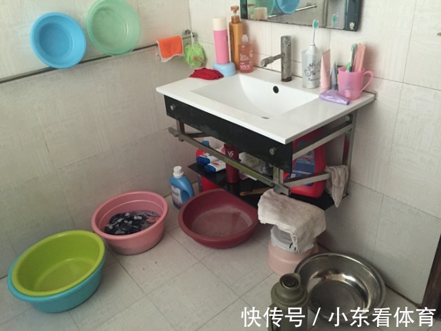 浴室柜|等我有房了，卫生间才不放脸盆和拖把，现在会享受的人都这样做！