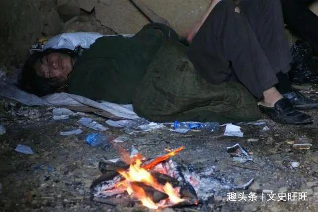 父母|中国第一懒人杨锁18岁成孤儿，不会洗衣做饭，23岁活活饿死家中