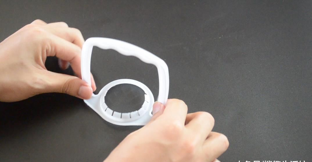 洗菜池边上放一个油桶提手, 作用太棒了, 解决了很多家庭的烦恼