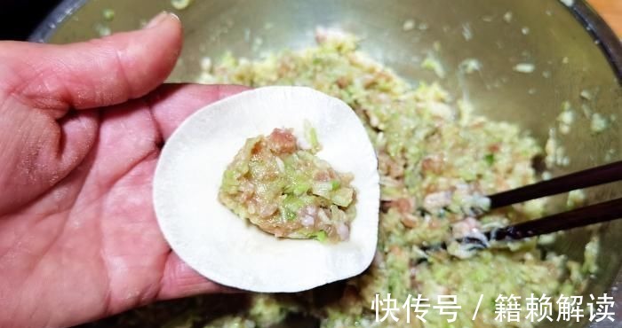 包白菜饺子，记住老师傅的“2放2不放”，饺子鲜嫩多汁，特好吃