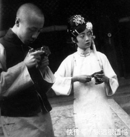 婉容|末代皇帝溥仪一家私房照:图5是末代皇后婉容在吹箫