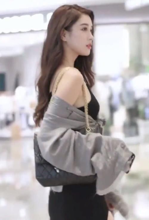性感|少妇的带连衣裙搭配灰色外套,大胆秀出性感身材,真是够迷人